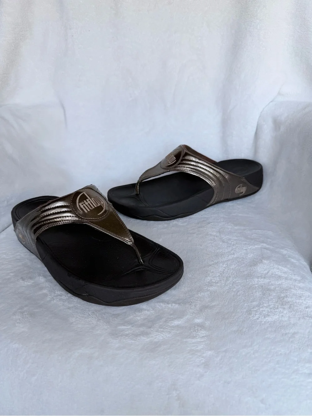 FitFlop Sandals Womens Size 8 Gold Thong Wedge Flip Flops Comfort Toning Slip On